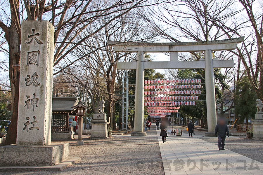 大國魂神社 境内入口の大鳥居と社号標の様子