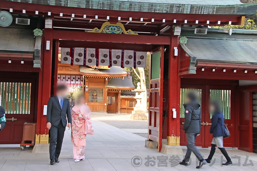 大國魂神社 中雀門とお宮参りのご夫婦の様子