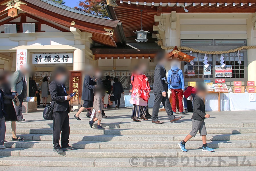 広島護國神社 お宮参りで訪れているご家族の様子