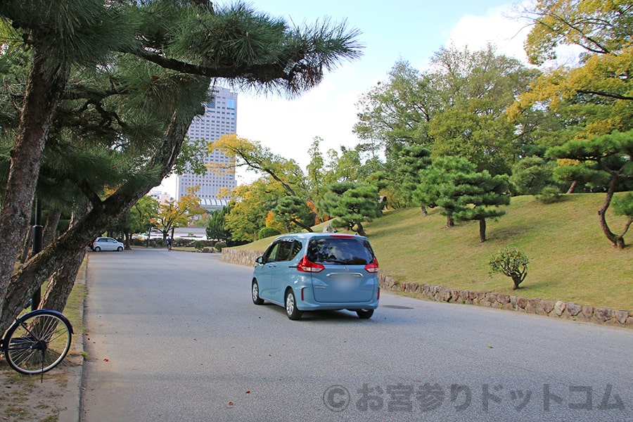 広島護國神社 広島城址公園内を護國神社に向かう車の様子