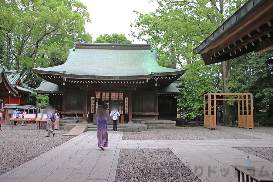 川越氷川神社 拝殿とその手前の境内の様子