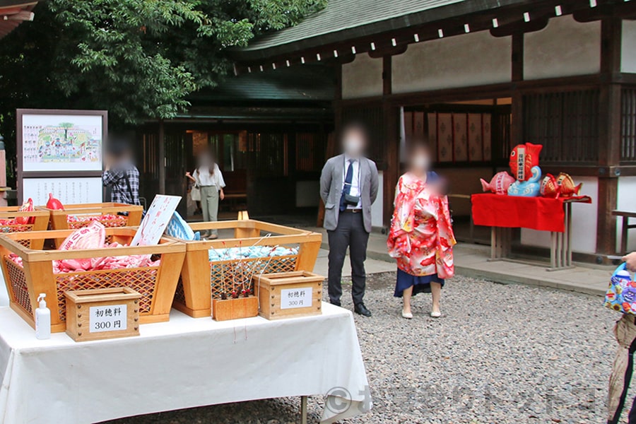 川越氷川神社 お宮参りで参拝のご夫婦と赤ちゃんの様子