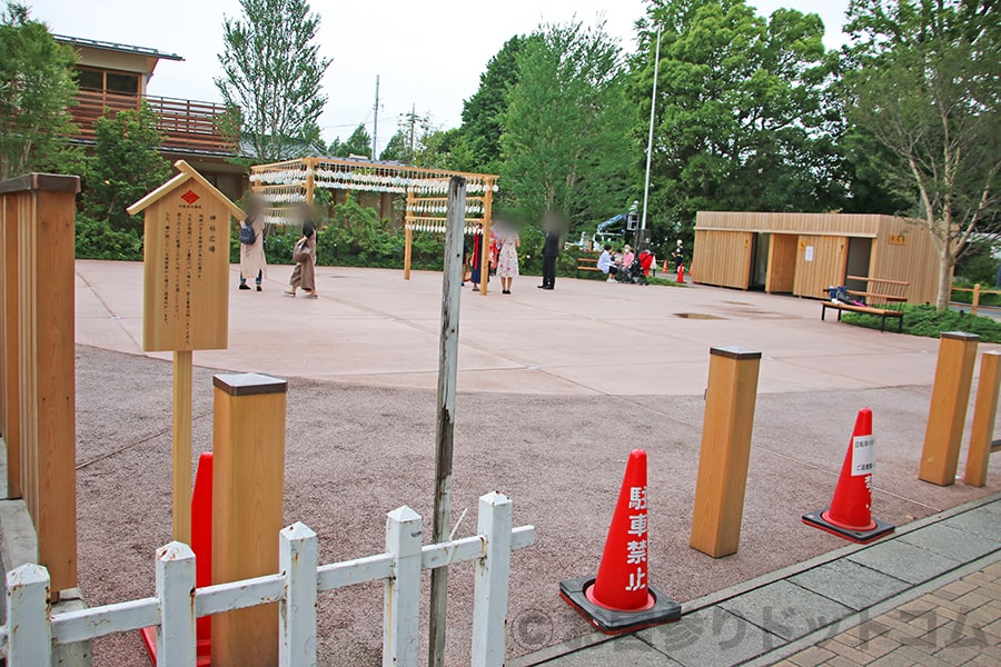 川越氷川神社 境内前の神社広場と直会殿の様子