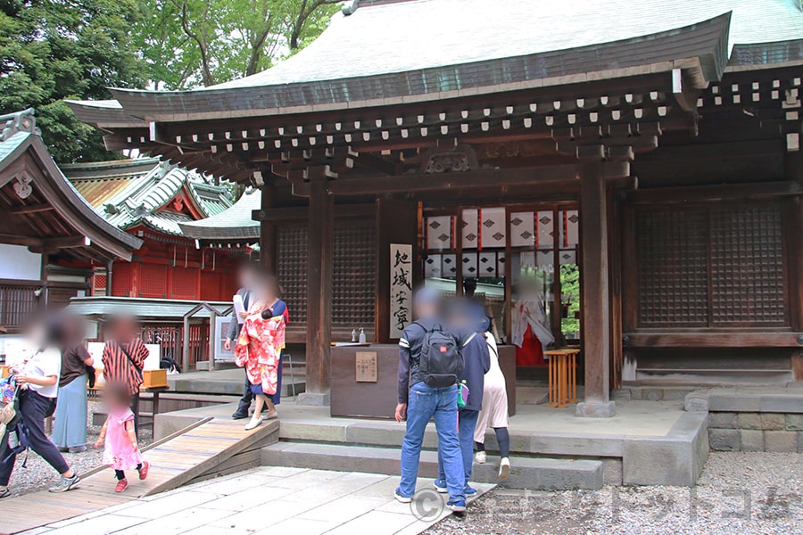 川越氷川神社 御祈祷終了後に本殿から出る参拝者の様子