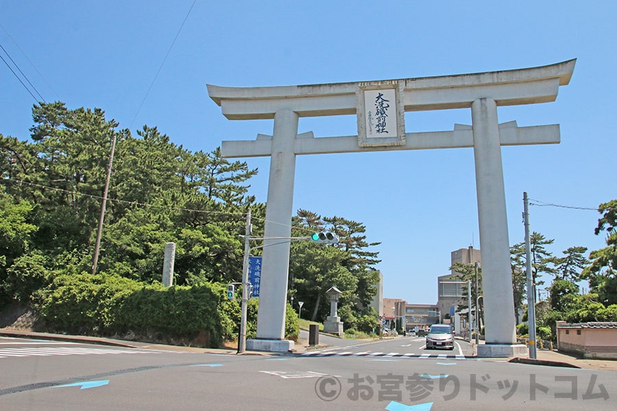 大洗磯前神社 壮大な一の鳥居の様子