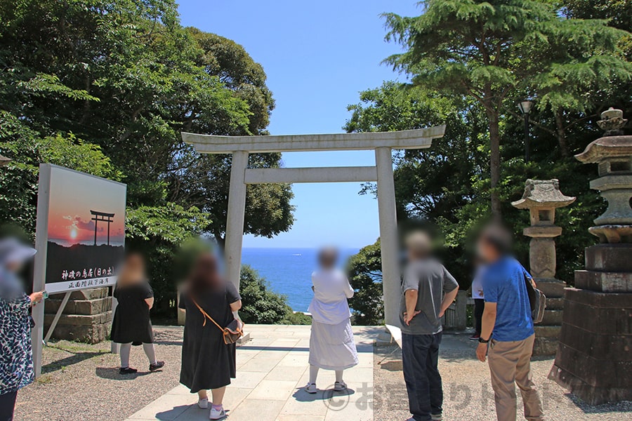 大洗磯前神社 随神門向かいの海を望む鳥居と風景の様子