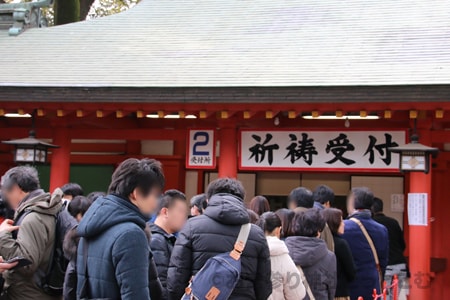 神社祈祷受付と祈祷申込の人の列