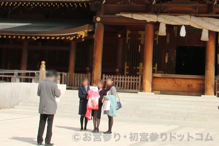 洋装で神社へのお宮参りの様子